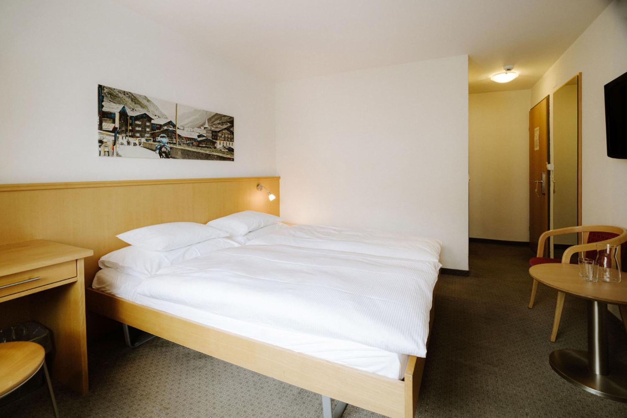Alpine Hotel Perren Zermatt Bagian luar foto