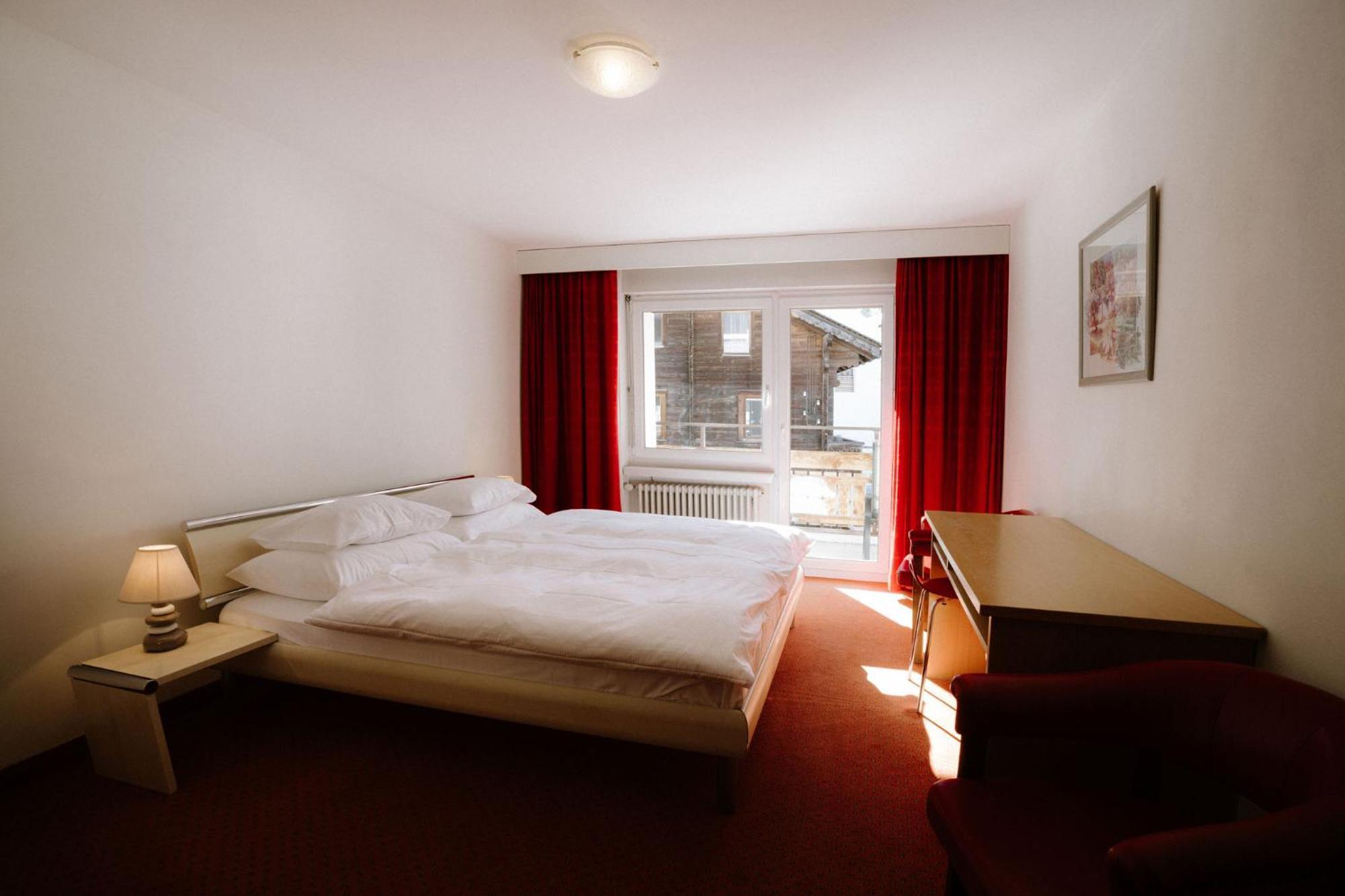 Alpine Hotel Perren Zermatt Bagian luar foto