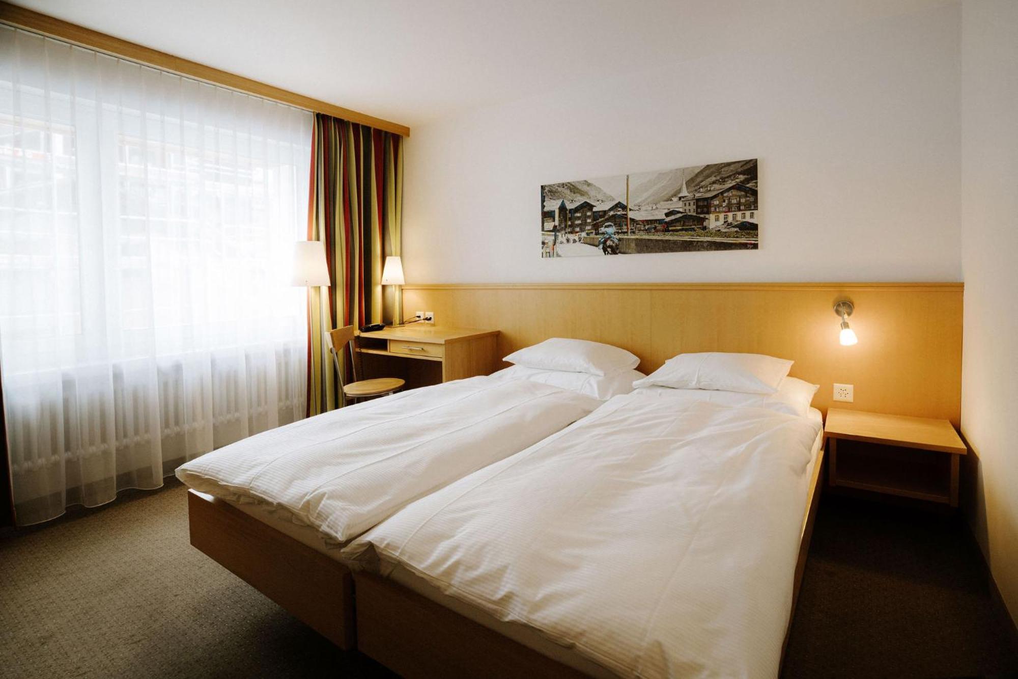 Alpine Hotel Perren Zermatt Bagian luar foto